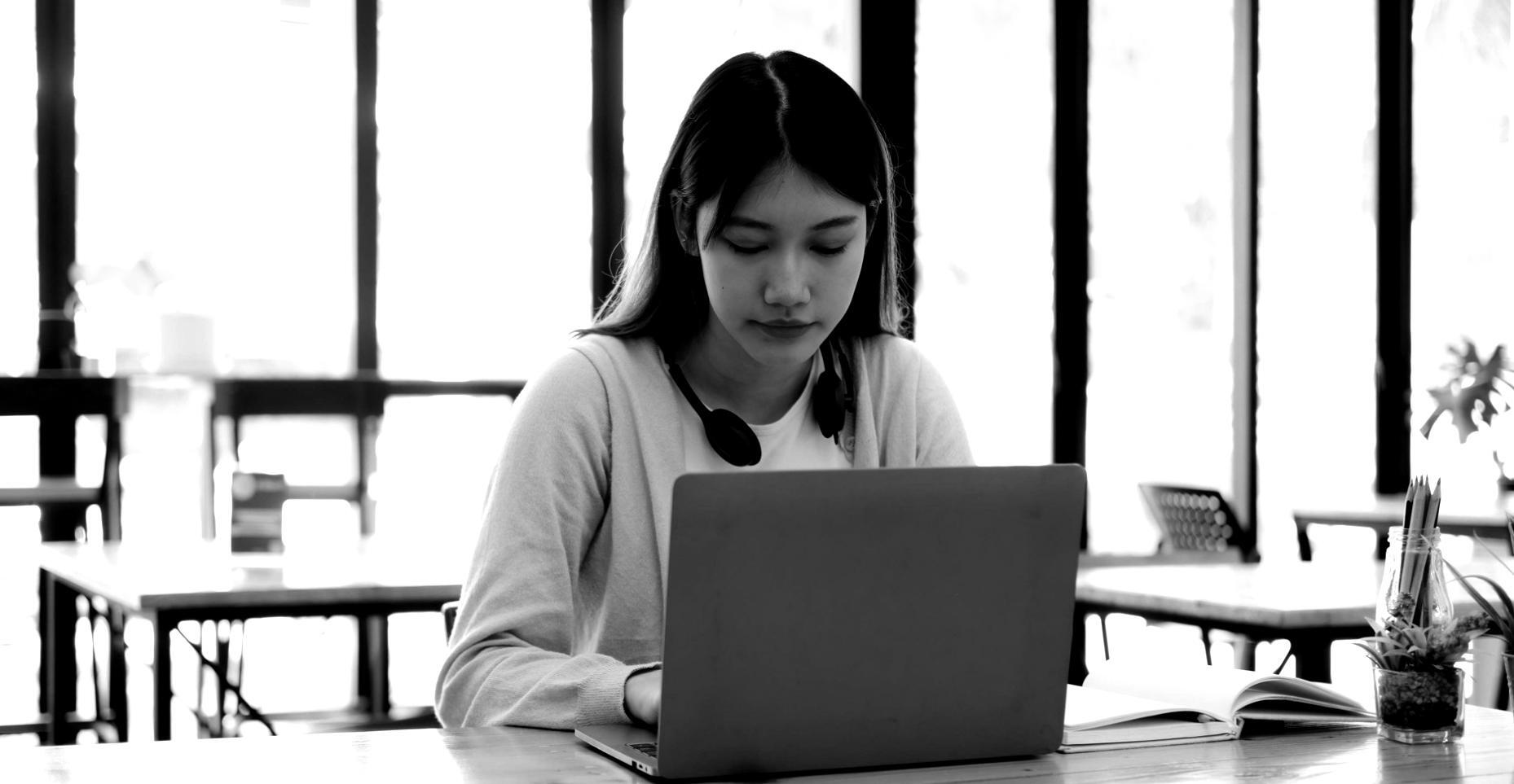 Financial analysis training session with students working on real portfolio calculations